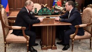 Bwana Putin yabonanye na Medvedev mbere y'uko guverinoma yegura