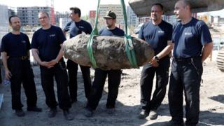 L'équipe du service de déminage a désamorcé la bombe de 500 kg avec succès.