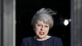 La primera ministra de Reino Unido, Theresa May, ante el número 10 de Downing Street, en Londres, anuncia elecciones anticipadas.