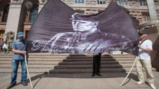 Митингующие под зданием КГГА развернули баннер с изображением Романа Шухевича
