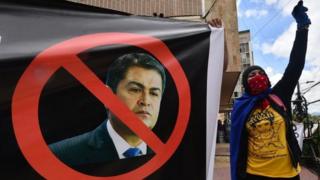 Estudiantes protestan contra Hernández