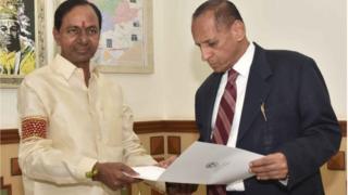 గవర్నరుకు తీర్మానం అందిస్తున్న