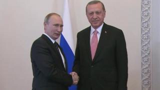 握手するロシアのプーチン大統領(写真左)とトルコのエルドアン大統領