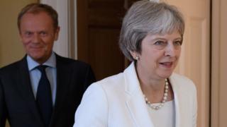 Премьер-министр Тереза ??Мэй с президентом Европейского совета Дональдом Туском на Даунинг-стрит, 10, Лондон