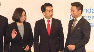 黄之瀚(右)与台湾总统蔡英文(左)同场出席美国商会活动。