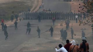 Venezuela-Brezilya sınırı: Askerler göstericilerin sınıra yaklaşmasını önlemek için barikat kurdu