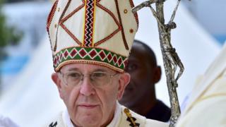 Папа Фрэнсис прибывает на празднование гигантской мессы под открытым небом в университете Найроби 26 ноября 2015 года