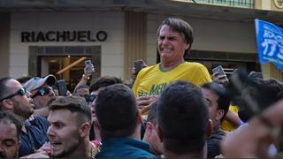 Momento em que Bolsonaro leva facada