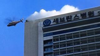 오늘 오전 서울 신촌 세브란스병원 본관에서 불이 나 소방헬기가 구조작업에 나서고 있다