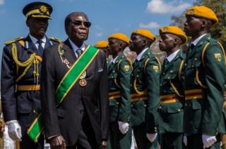 Президент Зимбабве Роберт Мугабе осматривает почетный караул 14 августа 2017 года.