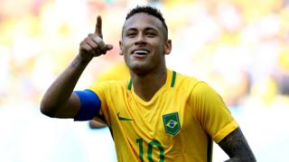 Neymar celebra su primer gol.