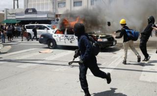 Veículo da polícia de Los Angeles queima após ser incendiado por manifestantes durante protestos após a morte de George Floyd, em Los Angeles, Califórnia, 30 de maio de 2020