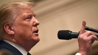 O presidente americano Donald Trump discursa, em frente a um microfone