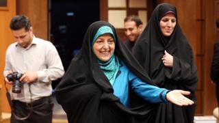 معصومه ابتکار معاون حسن روحانی در امور زنان (وسط) مسئول پیگیری این لایحه است که معاون قبلی امور زنان شهیندخت مولاوری (راست) پیگیر تهیه آن بود