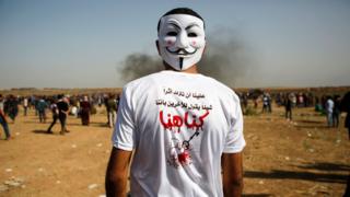 صورة لمتظاهر فلسطيني يرتدي قميص كُتب عليه "علينا أن نترك أثرا شيئا يقول للاخرين بأننا كنا هنا"، في يوم جمعة الكاوتشوك في السادس من أبريل/نيسان 2018