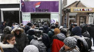 Очередь за карточками мобильного оператора "Феникс"