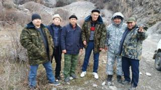 Коомдук сайттарда аң уулоого чыккан прокурорлордун сүрөтү жарыяланды (ортодо ак бут кийим менен турган маркум Анарбай Мамажакыпов)