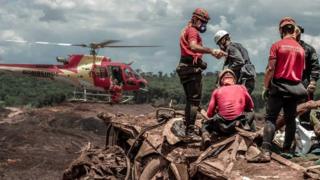 Bombeiros durante as buscas por desaparecidos em Brumadinho