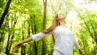 Joven en el bosque