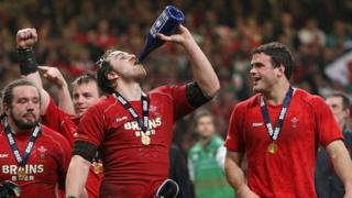 Ryan Jones a thîm Cymru yn 2008