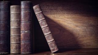Libros antiguos en una repisa