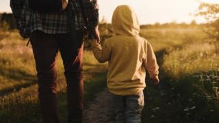 pai e filho em estrada