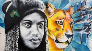 Kenyan artist completes a graffiti - Friday 13 April 2019