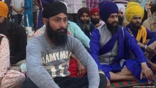 ਦਰਸ਼ਨੀ ਡਿਓੜੀ ਢਾਹੇ ਜਾਣ ਦੇ ਰੋਸ ਵਜੋਂ ਸਿੱਖ ਸੰਗਤਾਂ ਗੁਰਦੁਆਰੇ ਦੇ ਮੁੱਖ ਦਰਵਾਜੇ ਦੇ ਸਾਹਮਣੇ ਬੈਠੇ ਹਨ
