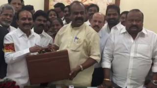 బడ్జెట్ పత్రాలతో తెలంగాణ ఆర్థిక మంత్రి ఈటెల రాజేందర్, స్పీకర్ మధుసూదనాచారి