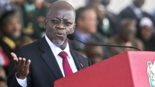 Le billet incriminé écrit : "le président John Magufuli "prétend être un patriote et met en cause le patriotisme de quiconque s'oppose à lui, c'est hypocrite".
