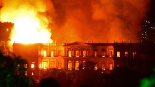 Foto de Museu Nacional pegando fogo