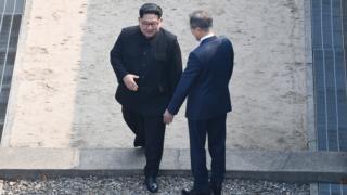 2018 남북정상회담 당시 김 위원장이 판문점에서 군사분계선(MDL)을 넘어오고 있다