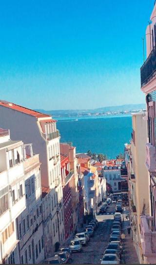 Imagem mostra de vista de apartamento na Lapa, em Lisboa, Portugal