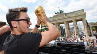 Mesut Özil 2014'te Dünya Kupası'nı kazanan Almanya'da önemli bir role sahipti
