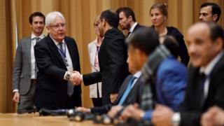 BM Yemen Temsilcisi Martin Griffiths, Yemenli delegelerin elini sıkıyor