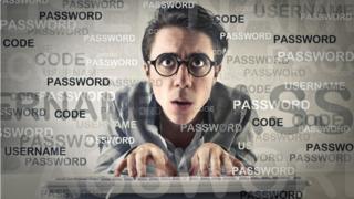Hombre joven tecleando en un computador.