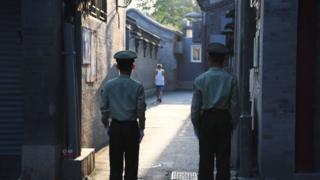 在北京的核心地帶,兩名警衛正在一條胡同內執勤。
