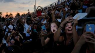 Personas con sus celulares filman el eclipse