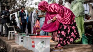 Abanya Nigeria bazindukiye mu matora y'umukuru w'igihugu