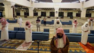 Muslime beten in einer Moschee in Saudi-Arabien