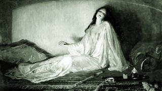 Mujer despertando de un viaje de opio