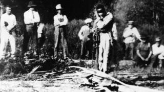White lynch mob surrounds black man (Georgia, US, 1925)