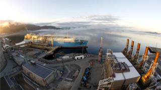 У терминалов со сжиженным газом идет загрузка танкера