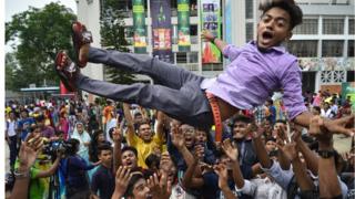 পরীক্ষায় পাশের ফল পাওয়ার পর শিক্ষার্থীদের উৎসব (আর্কাইভ থেকে নেয়া)