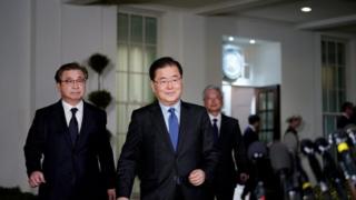 記者会見に向かう韓国代表団