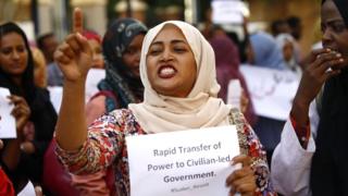 Umugore ari mu myiyerekano muri Sudani mu kwezi kwa gatanu 2019