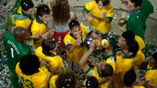 Neymar celebra la Copa Confederaciones de 2013.