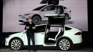 Генеральный директор Tesla Элон Маск запускает модель X.