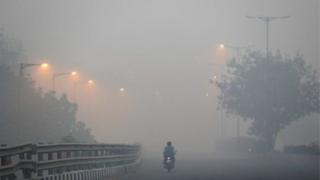 দিল্লির রাস্তা ধোঁয়াশাচ্ছন্ন