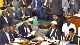 Bunge la Uganda limepitisha muswada wa ukomo wa rais kwa raujndi ya kwanza